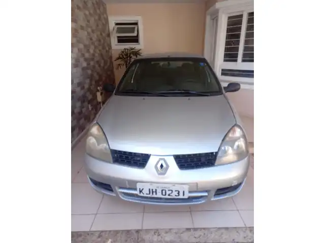 UM VEICULO RENAULT/CLIO