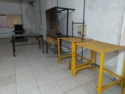 LOTE 036 - 05 (cinco) bancadas de trabalho