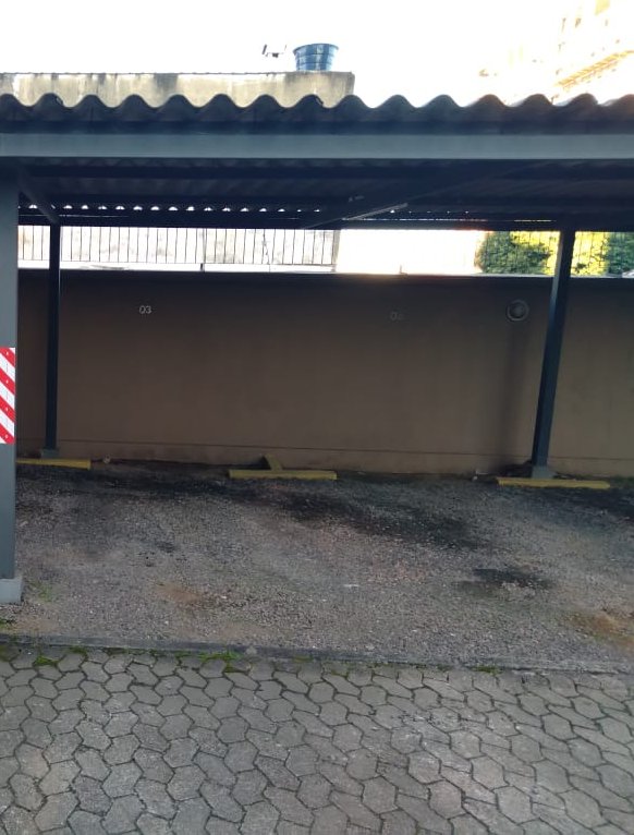 UM BOX DE ESTACIONAMENTO