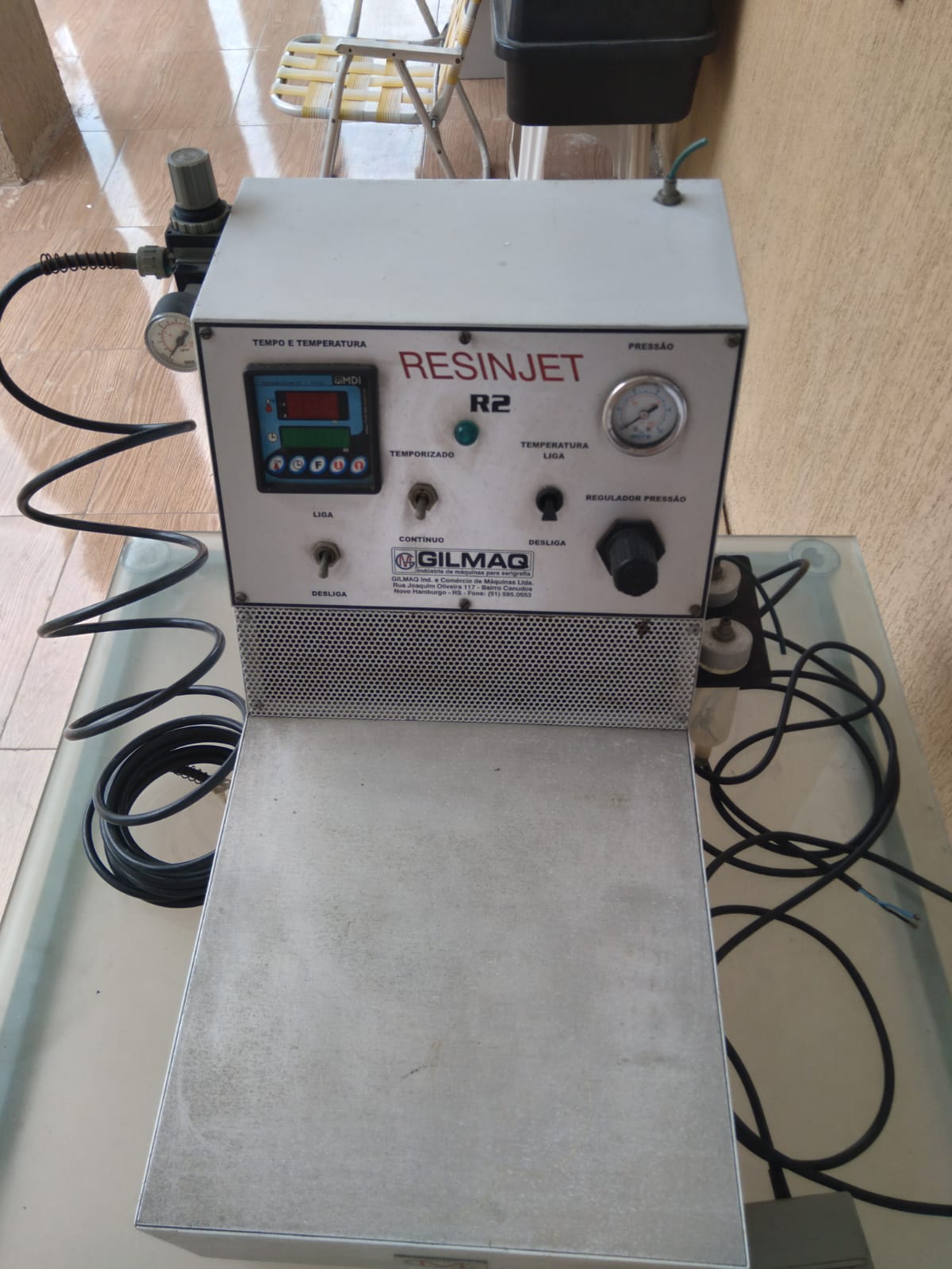 UMA MAQUINA RESINADORA