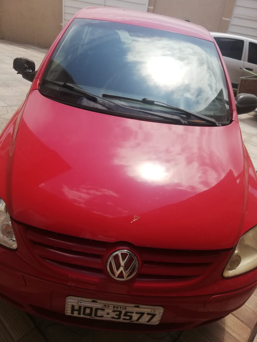 UM AUTOMOVEL MARCA/MODELO VW/FOX 1.0