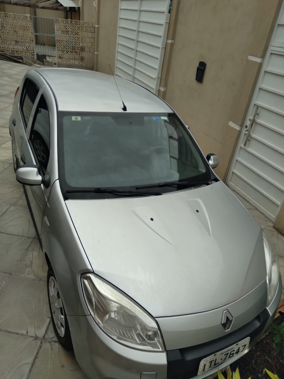 UM AUTOMOVEL MARCA RENAUT/SANDERO EXP