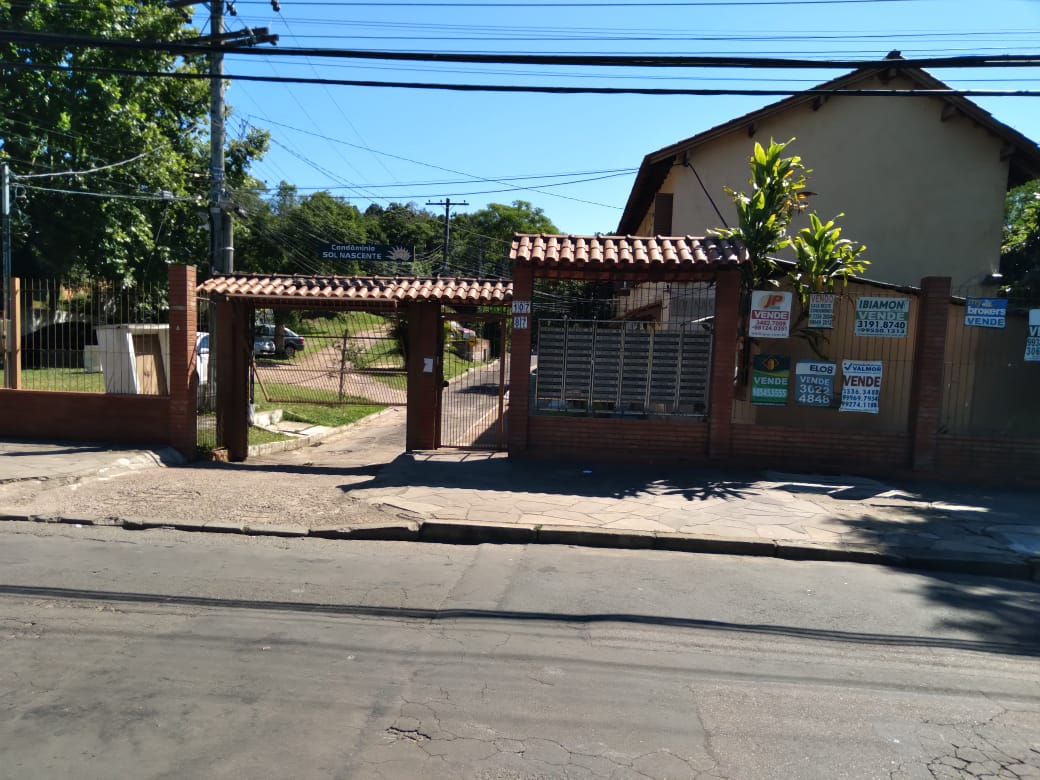 UMA RESIDÊNCIA  NO CONJUNTO RESIDÊNCIAL SOL NASCENTE EM POA