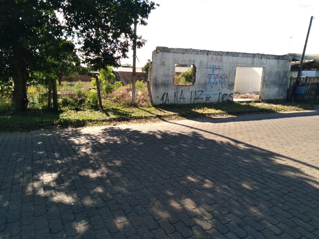 UM PRÉDIO DE CONSTRUÇÃO MISTA EM BÚTIA